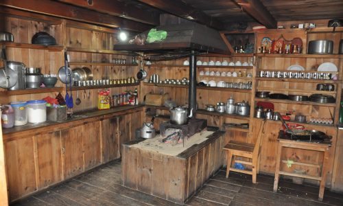 Nepal: Blick in die Küche einer Lodge auf der Annapurna Umrundung