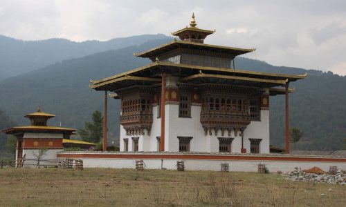 Traditioneller bhutanischer Tempel in bergiger Landschaft