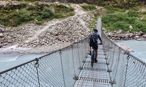 Nepal: Mit dem Mountainbike rund um die Annapurna (T903): mit dem Bike über die erste Hängebrücke