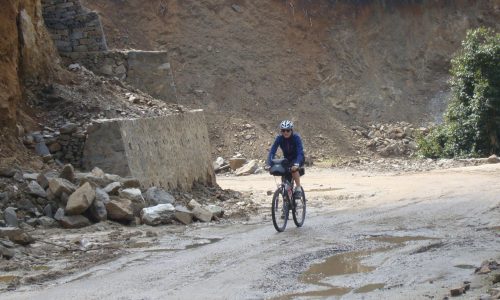 Bhutan-Durchquerung auf dem Fahrrad (T908): die Straßen sind in unterschiedlichem Zustand.