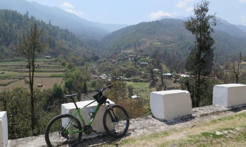 Bhutan-Durchquerung mit dem Fahrrad:/Mounteinbike ganz schön hügelig...