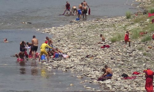Reise durch Bhutan: Mönche waschen ihre Kleider im Fluss