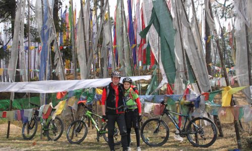 Radreise durch Bhutan: Angekommen auf der Passhöhe