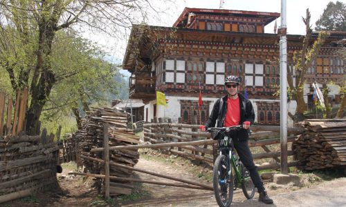 Bhutan-Durchquerung mit dem Fahrrad: gute Straßen, ein Stop an einem der typischen Häuser