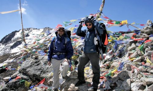 Langtang Laurebina Pass mit Gebetsfahnen