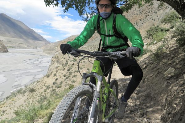 Mountainbiker auf der Abfahrt Richtung Marpha. Im HIntergrund das Kali-Gandaki-Tal.