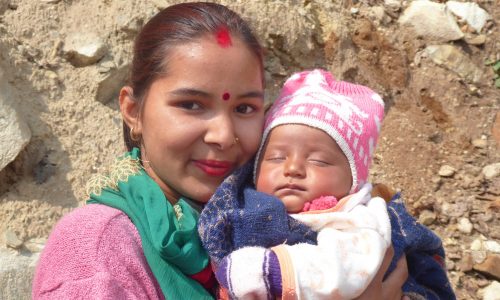 Junge Frau mit Kind auf dem Mardi-Himal-Trek