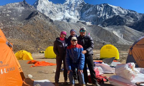 HFT Gruppe ist happy am Ama Dablam Basecamp angekommen - blauer Himmel und toller Blick! 11/2023