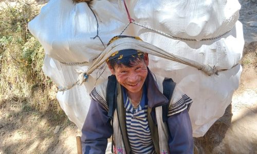Träger in Nepal - immer ein Lächeln parat!