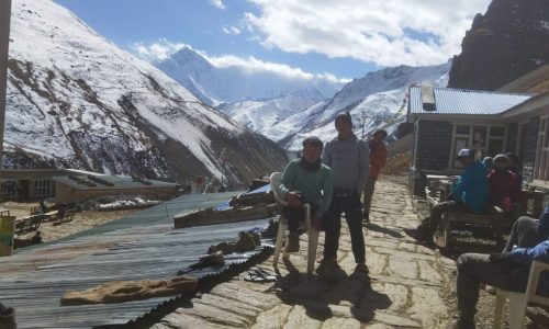 Nepal | Annapurna Runde: Aufwärmen in der Nachmittagssonne in Thorong Phedi