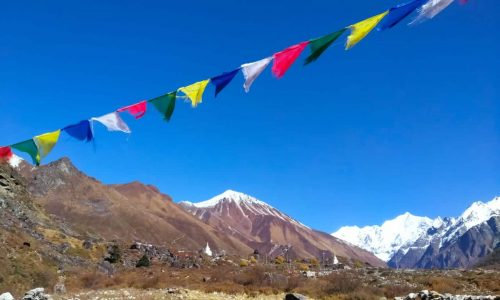 Der Berg mit der weißen Schneehaube ist der Tsergo Ri (4983 m) in Langtang